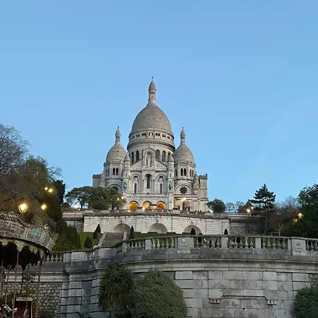 Superb Bright Near Sacre Coeur Paříž