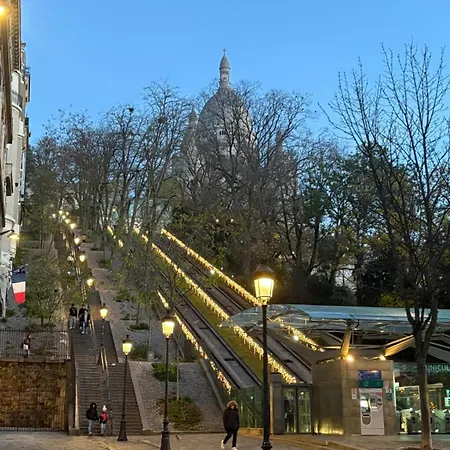 Superb Bright Near Sacre Coeur * Paříž